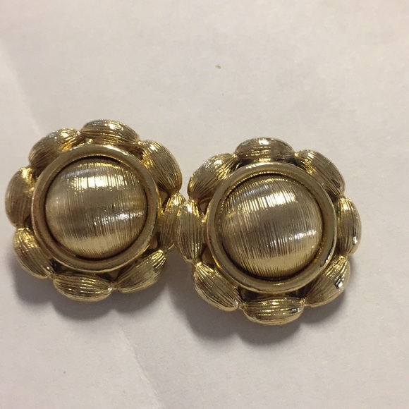 Vintage Jewelry - Round Gold Tone Clip Earrings